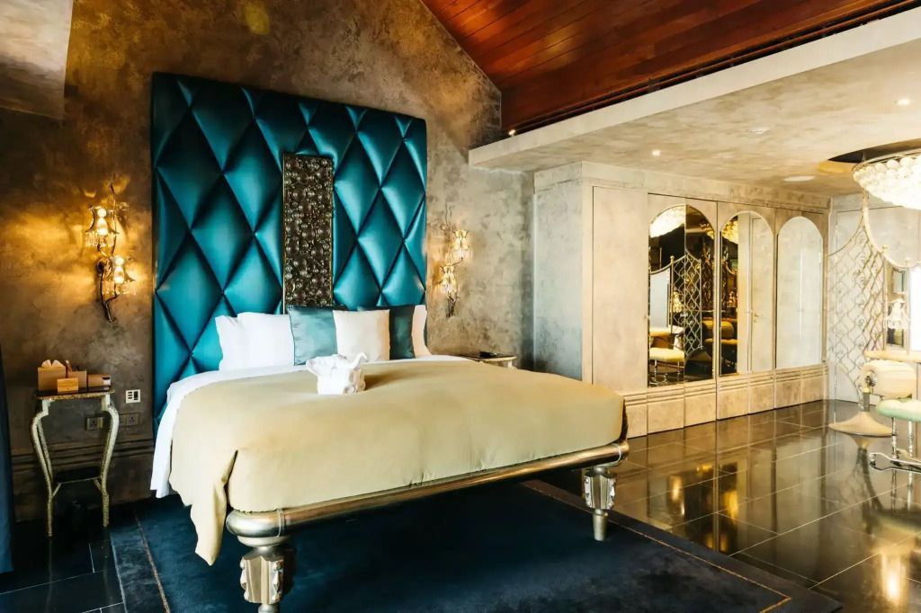 Luxuriöse Boudoir Suite mit opulenten Bettdetails und eleganten Spiegeln