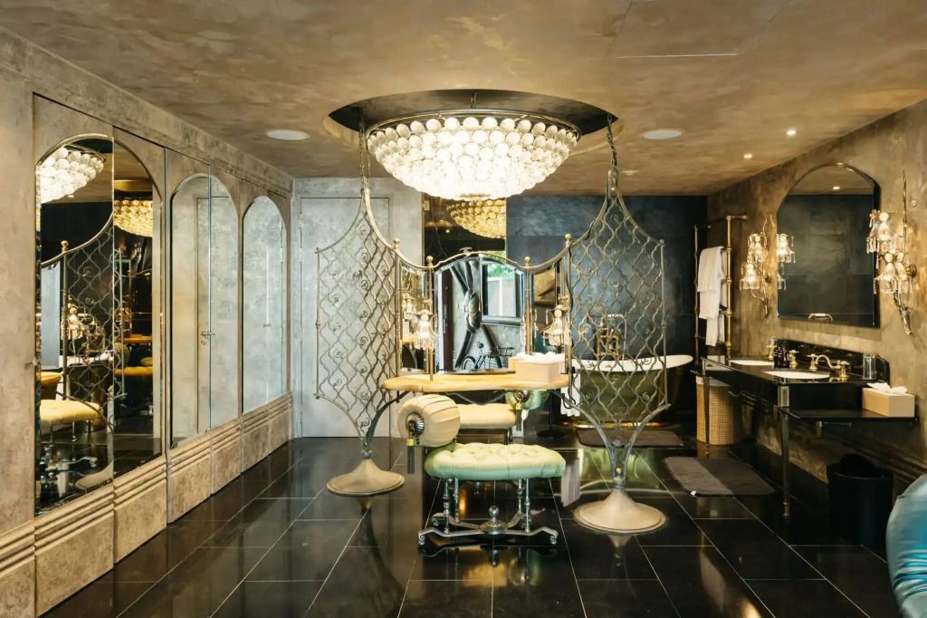 Stilvolles Badezimmer mit auffälligem Kronleuchter und kunstvollen Details