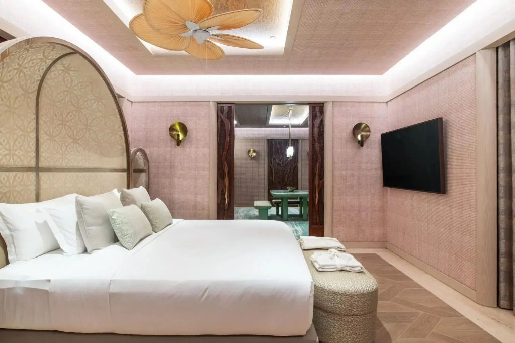 Stilvolles Schlafzimmer mit elegantem Doppelbett und moderner Deckenbeleuchtung