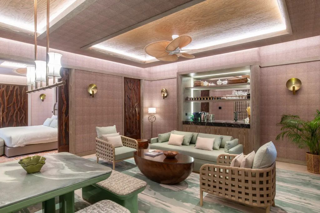 Eleganter Wohnbereich mit Designer-Möbeln und moderner Beleuchtung