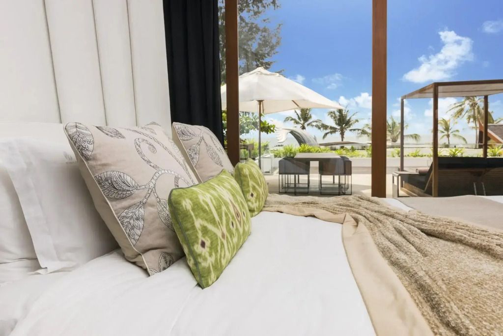 Großzügiges Schlafzimmer mit Zugang zur privaten Terrasse und Meerblick