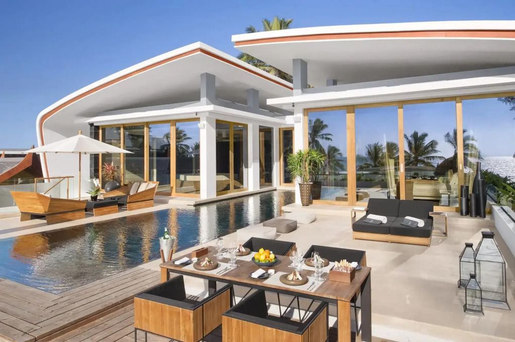 Private Villa mit Pool und Terrasse mit Esstisch und Liegen