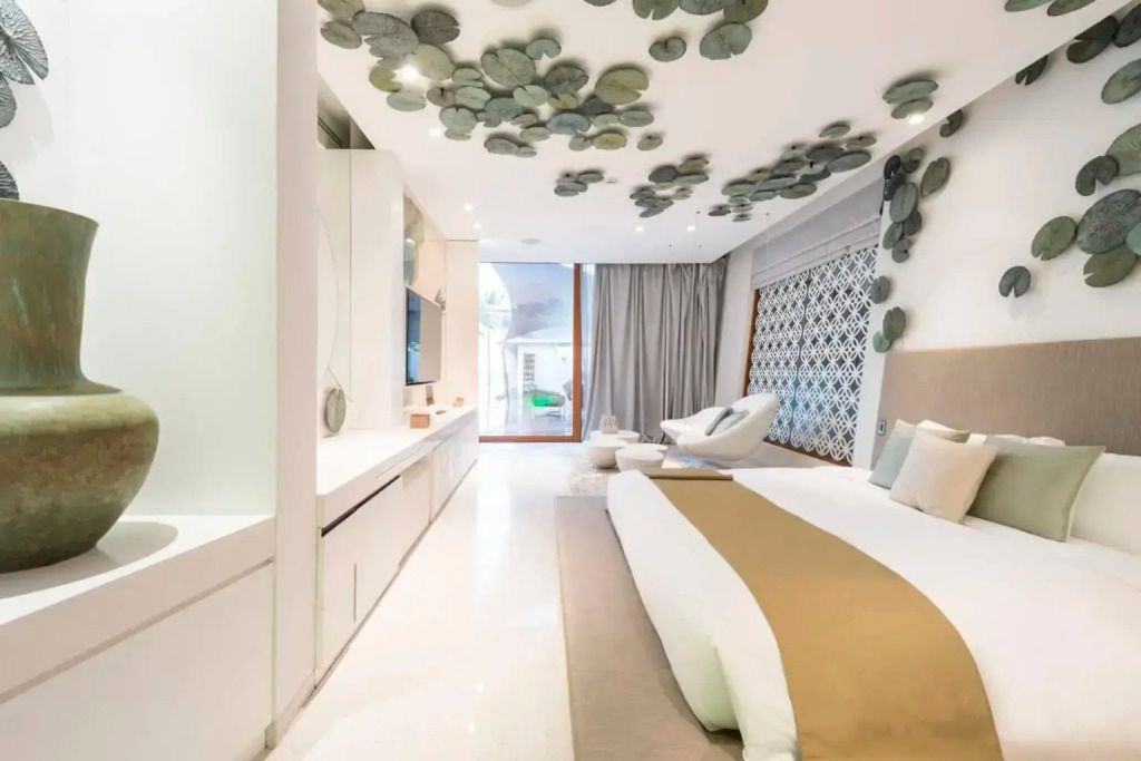 Elegantes Schlafzimmer mit heller Gestaltung und modernem Design