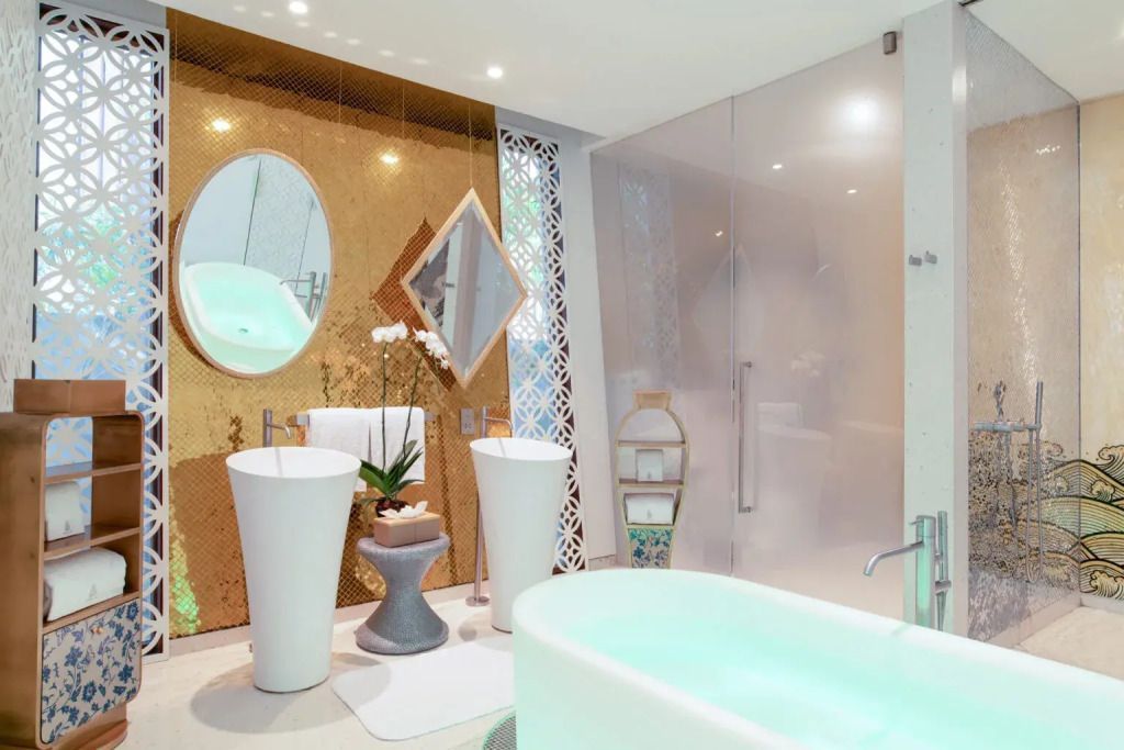 Modernes Badezimmer mit stilvollem Waschbecken und goldenen Akzenten