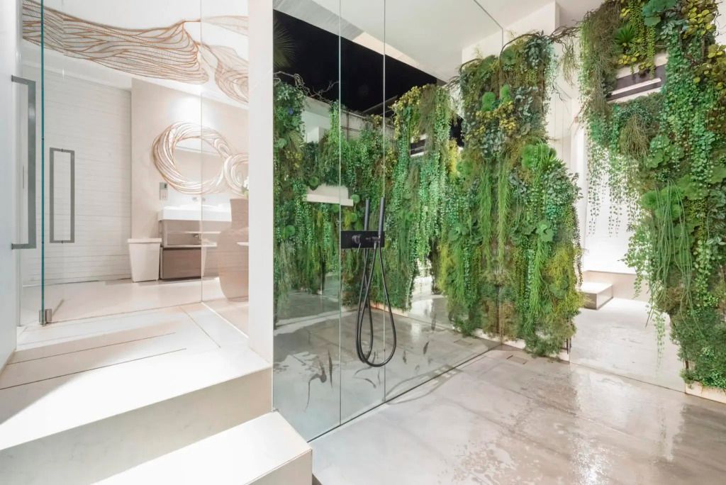 Begehbare Dusche mit üppiger grüner Wandgestaltung im Badezimmer
