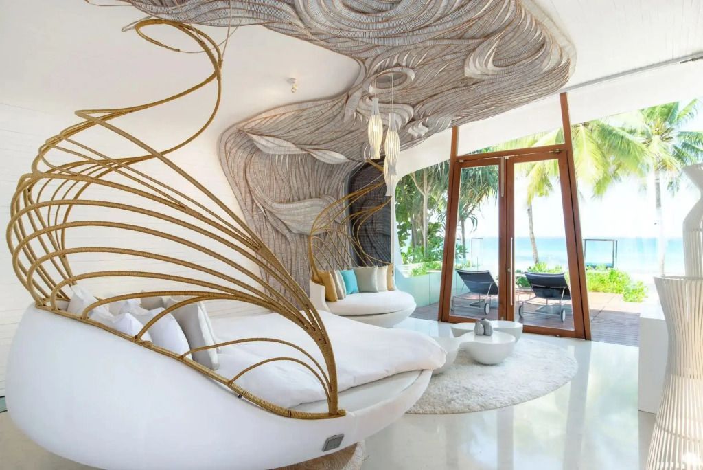 Kunstvoll gestaltetes Zimmer mit Blick auf Terrasse und Meer