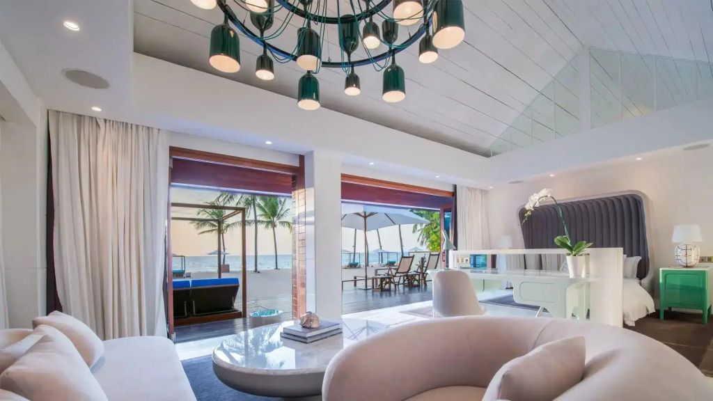 Luxuriöse Suite mit gemütlicher Sitzecke und Meerblick