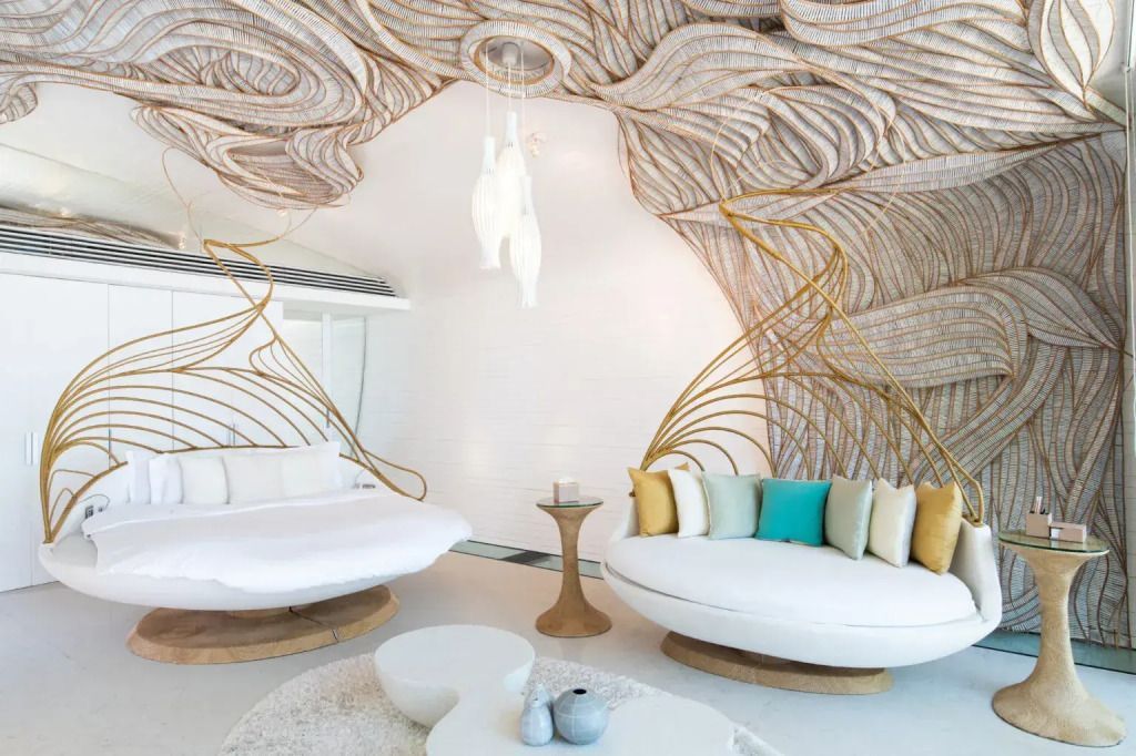 Eleganter Wohnbereich mit kunstvoller Decke und eleganten Sitzmöbeln in der Siam Suite.
