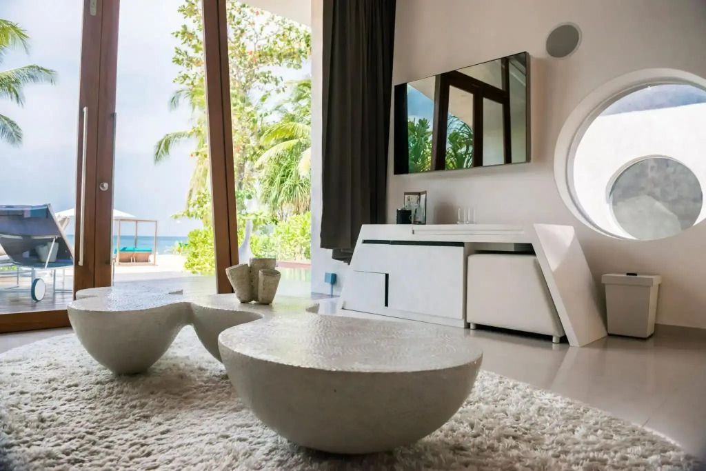 Stilvoller Wohnbereich mit Meerblick und minimalistischem Design in der Siam Suite.