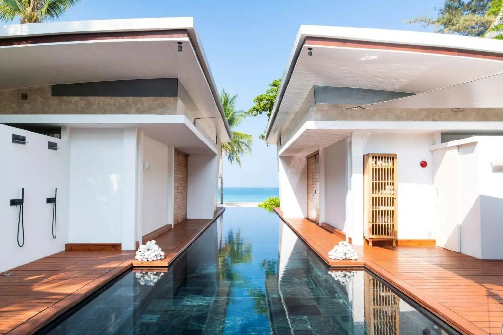 Infinity-Pool zwischen zwei Gebäuden mit Blick auf den Strand.