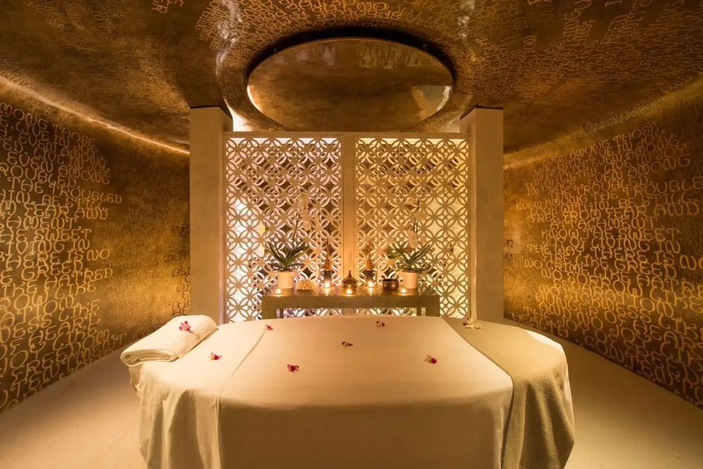 Luxuriöser Spa-Raum mit goldener Dekoration in der Siam Villa.