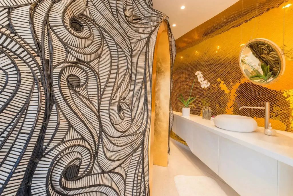 Elegantes Badezimmer mit dekorativen Fliesen und modernen Armaturen.