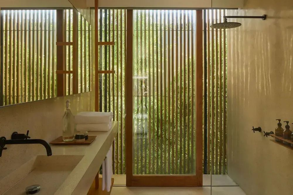 Edles Badezimmerdesign mit minimalistischen Elementen und natürlichem Licht.