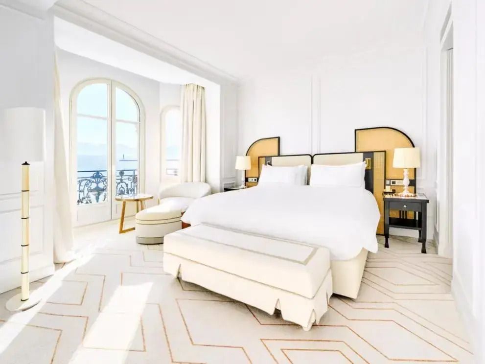 Elegantes Schlafzimmer mit großem Doppelbett und Meerblick in der Suite.