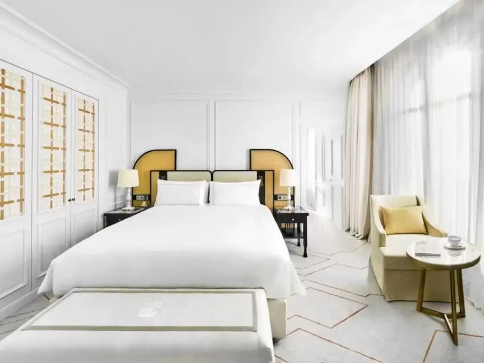 Gemütliches Schlafzimmer mit luxuriösem Doppelbett und stilvollem Interieur.
