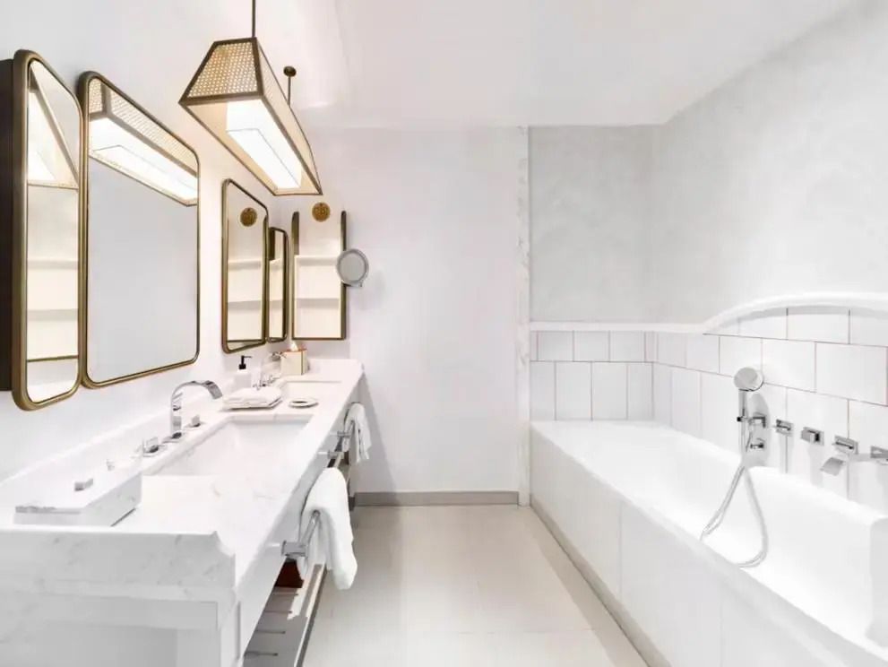 Geräumiges Badezimmer mit Badewanne und Doppelwaschbecken.