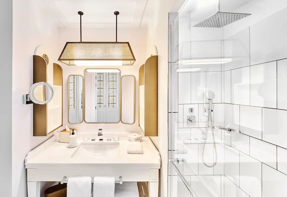 Luxuriöses Badezimmer mit großer Dusche und stilvollem Spiegel.