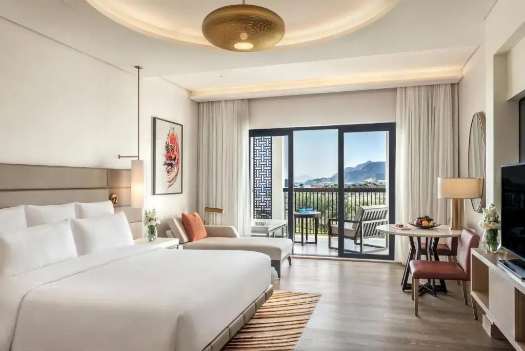 Helles Schlafzimmer mit Meerblick und modernem Dekor im InterContinental Fujairah Resort