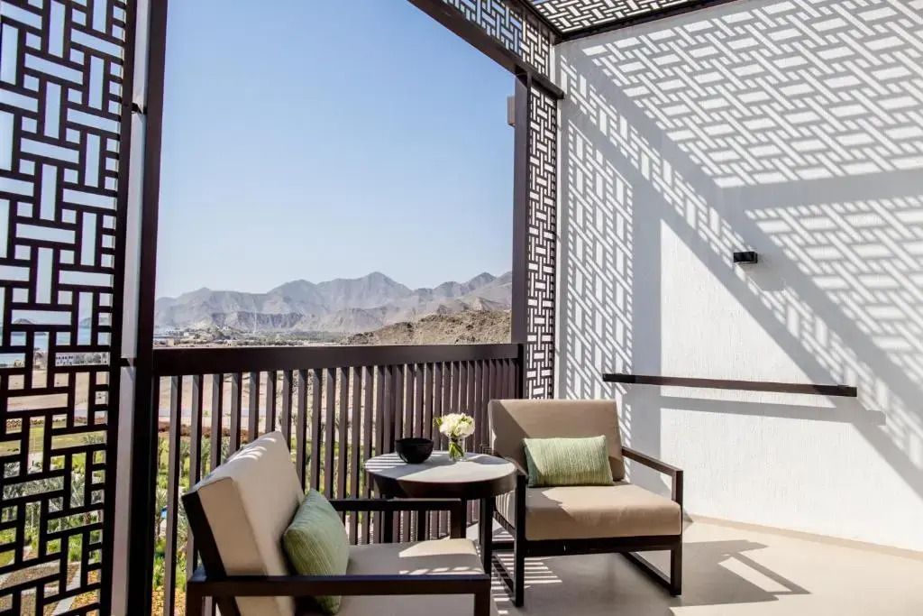 Terrasse mit Sitzgelegenheiten und Blick auf die Berge beim InterContinental Fujairah Resort