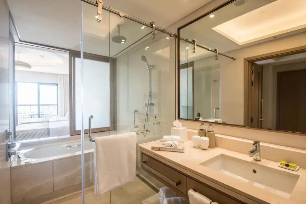 Modernes Badezimmer mit Glasdusche im InterContinental Fujairah Resort