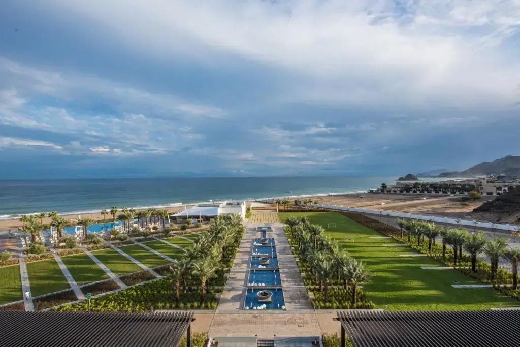 Gartenanlage mit Blick auf den Ozean beim InterContinental Fujairah Resort