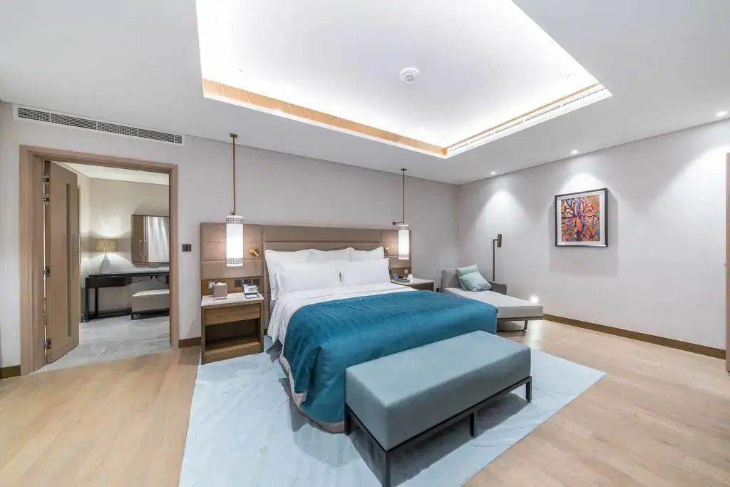 Luxuriöses Schlafzimmer mit großem Bett und stilvoller Beleuchtung