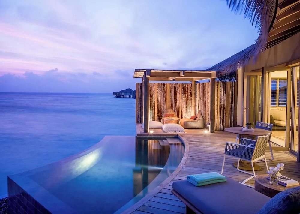 Privater Infinity-Pool mit Meerblick bei Sonnenuntergang
