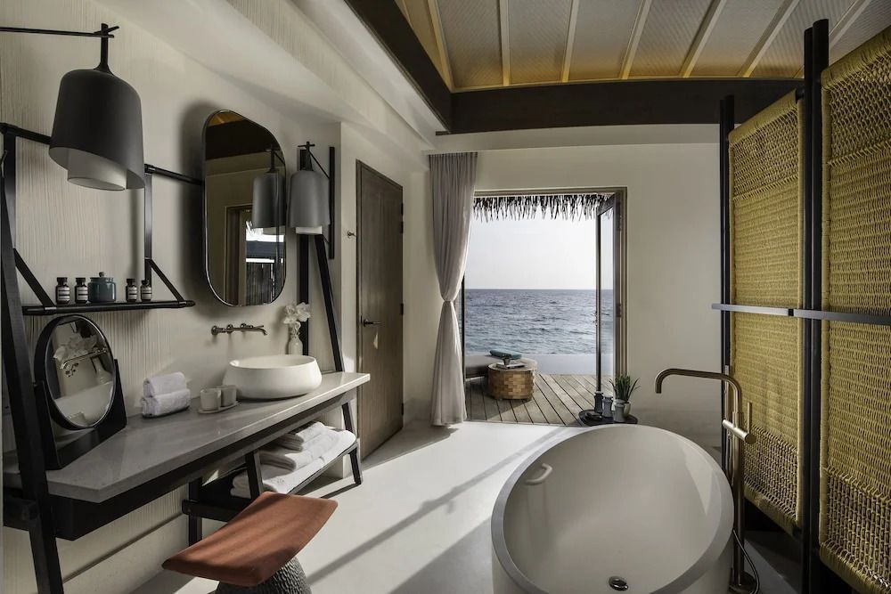 Modernes Badezimmer mit freistehender Badewanne und Meeresblick