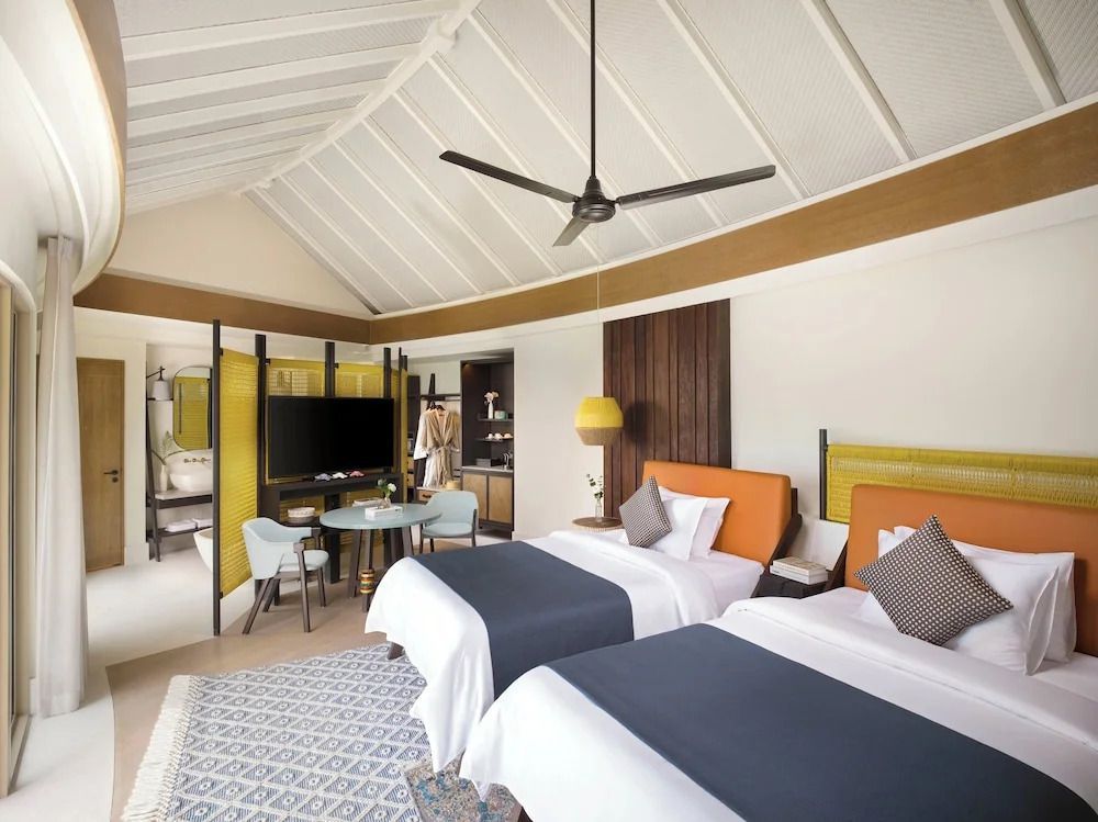 Helles und elegantes Zimmer mit zwei Einzelbetten und moderner Einrichtung