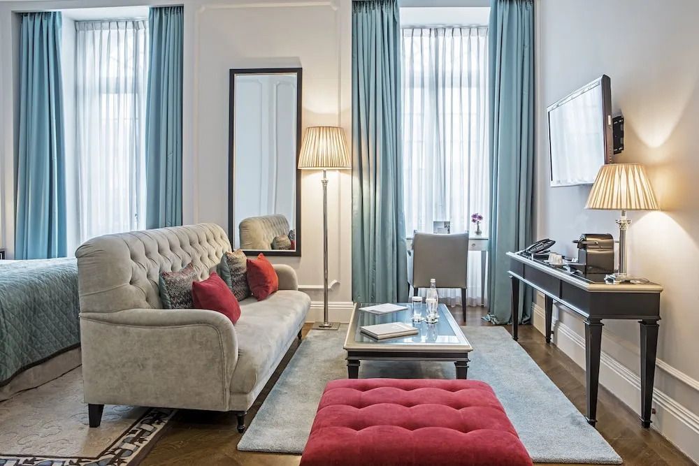 Elegantes Wohnzimmer der Junior-Suite mit Sofa, Sessel und Schreibtisch.