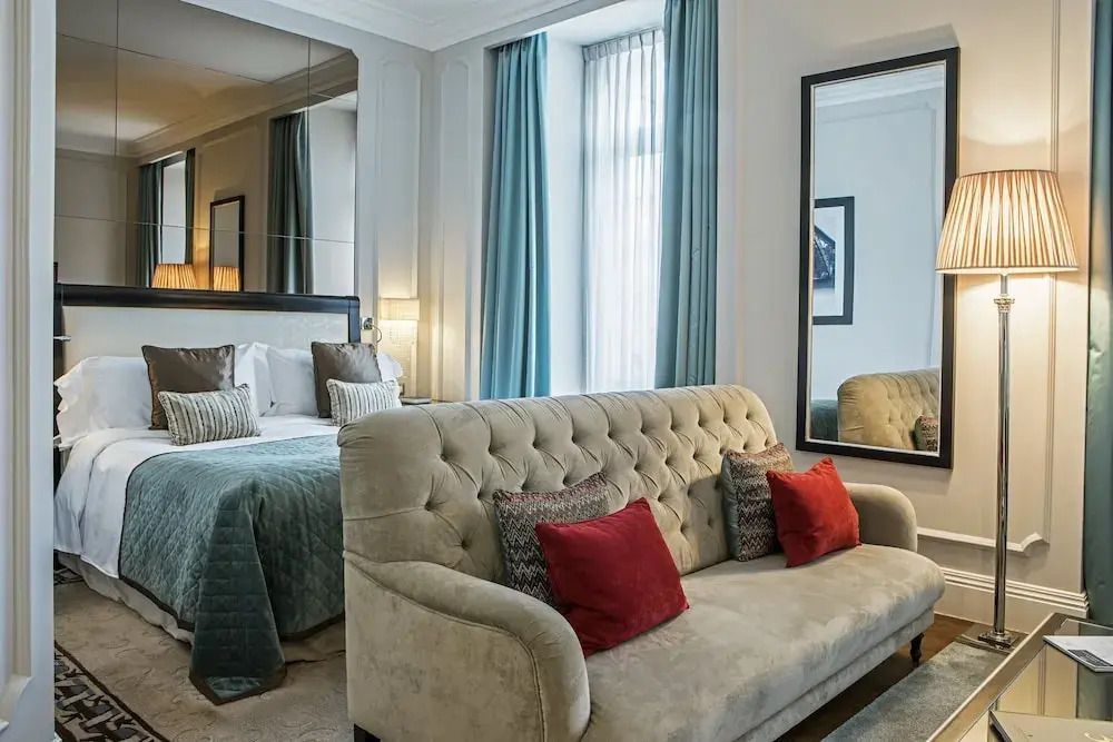 Luxuriöse Junior-Suite mit Doppelbett und gemütlichem Sofa.