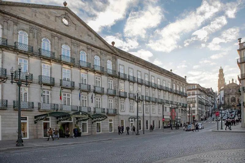 Historische Fassade des InterContinental Porto mit klassischen Details
