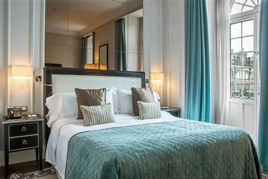 Ruhiges Schlafzimmer mit weichen Farben und eleganter Bettwäsche.