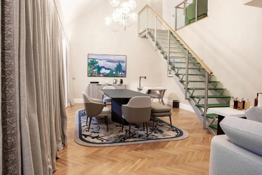 Duplex-Suite mit Holzfußboden, modernen Möbeln und stilvoller Treppe