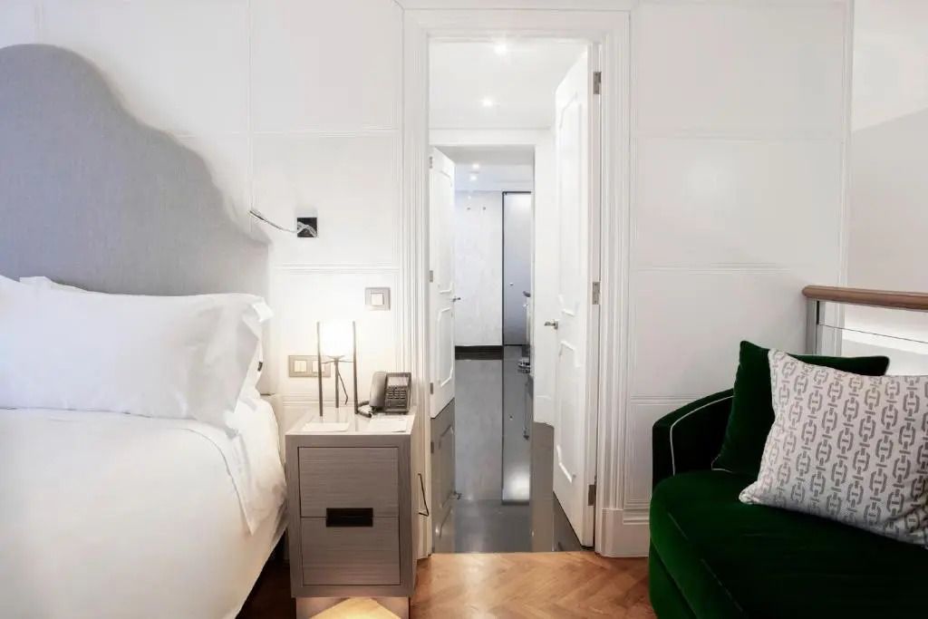 Geräumiges Schlafzimmer mit großem Bett und modernen weißen Wänden