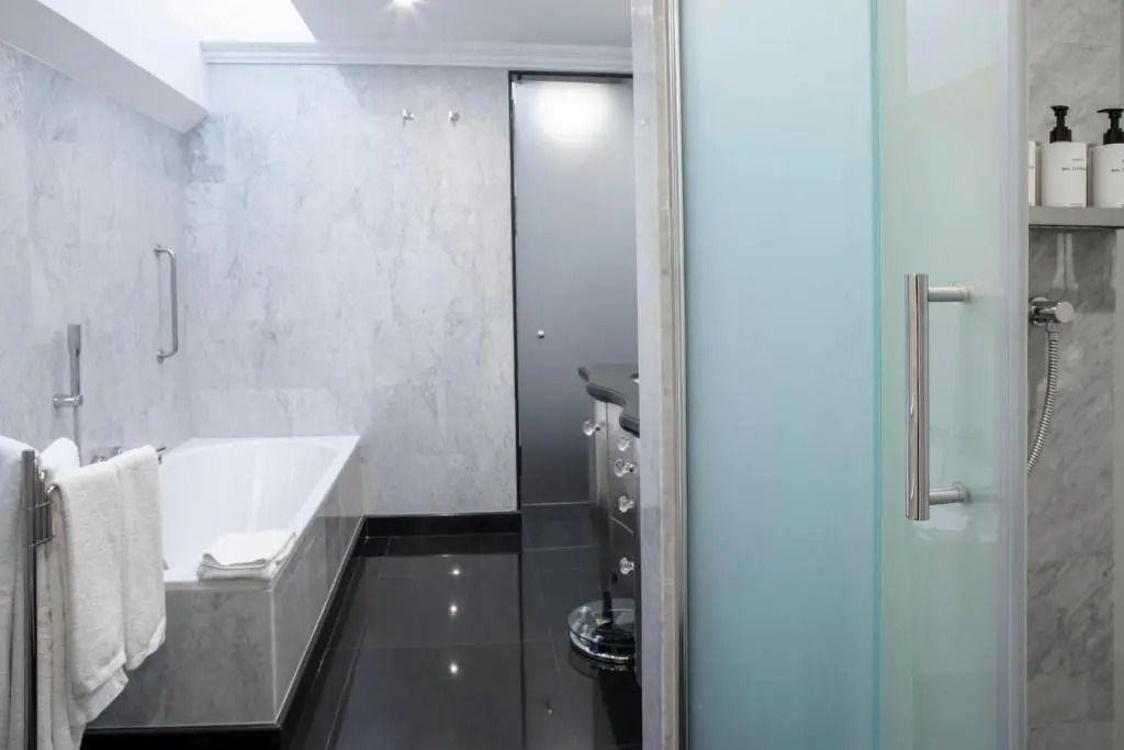 Marmorbad mit stilvoller Badewanne und modernen Armaturen