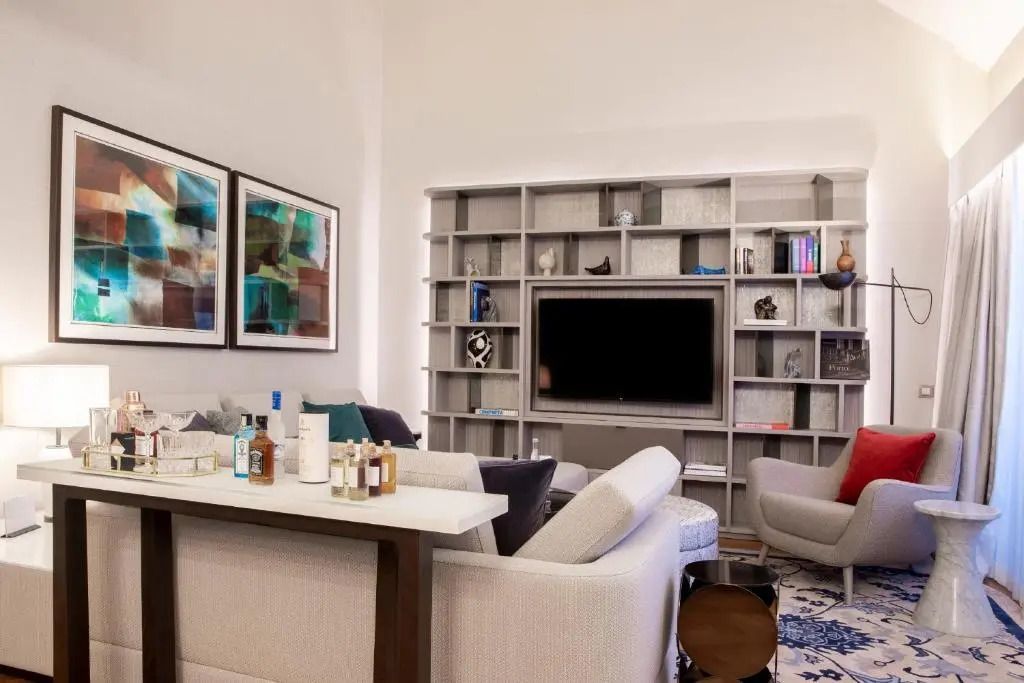 Wohnbereich mit Bücherregal und modernem Fernseher