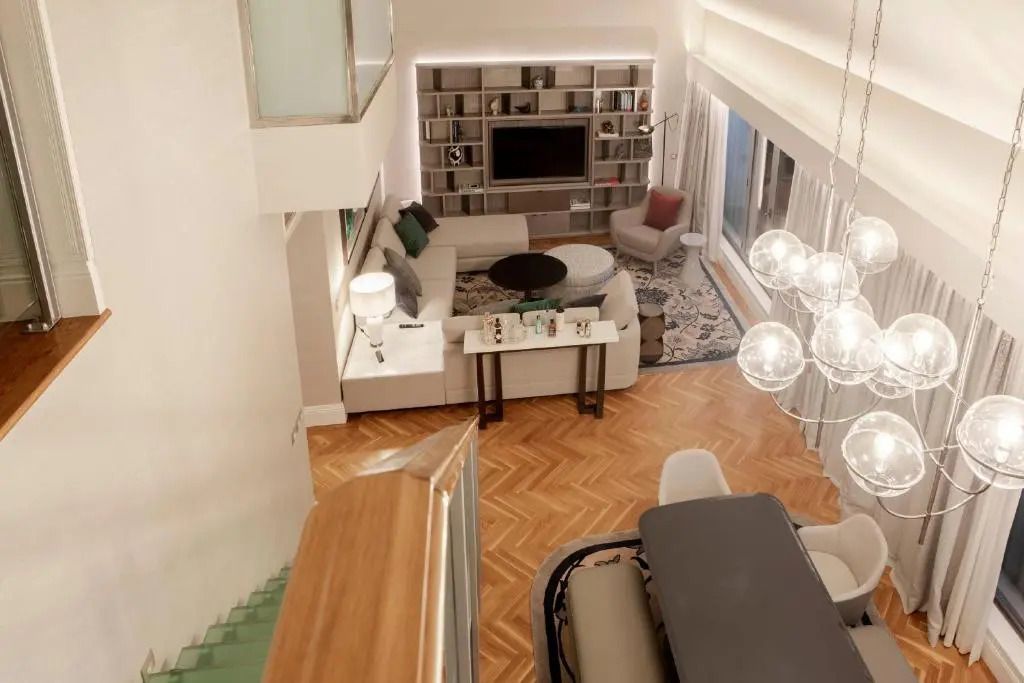 Zweistöckige Suite mit modernem Wohnzimmer und Bücherwand