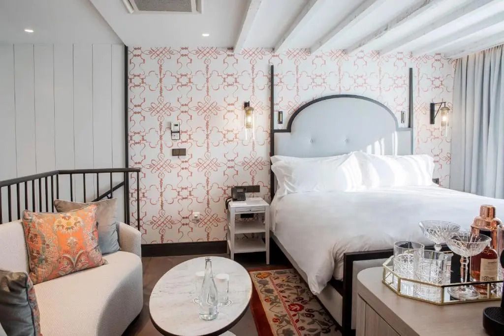 Helles Schlafzimmer mit Doppelbett in der Suite
