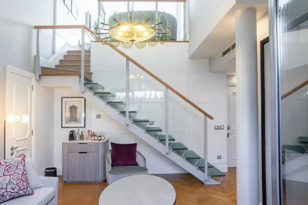 Moderne Treppe in der Suite mit stilvollem Dekor