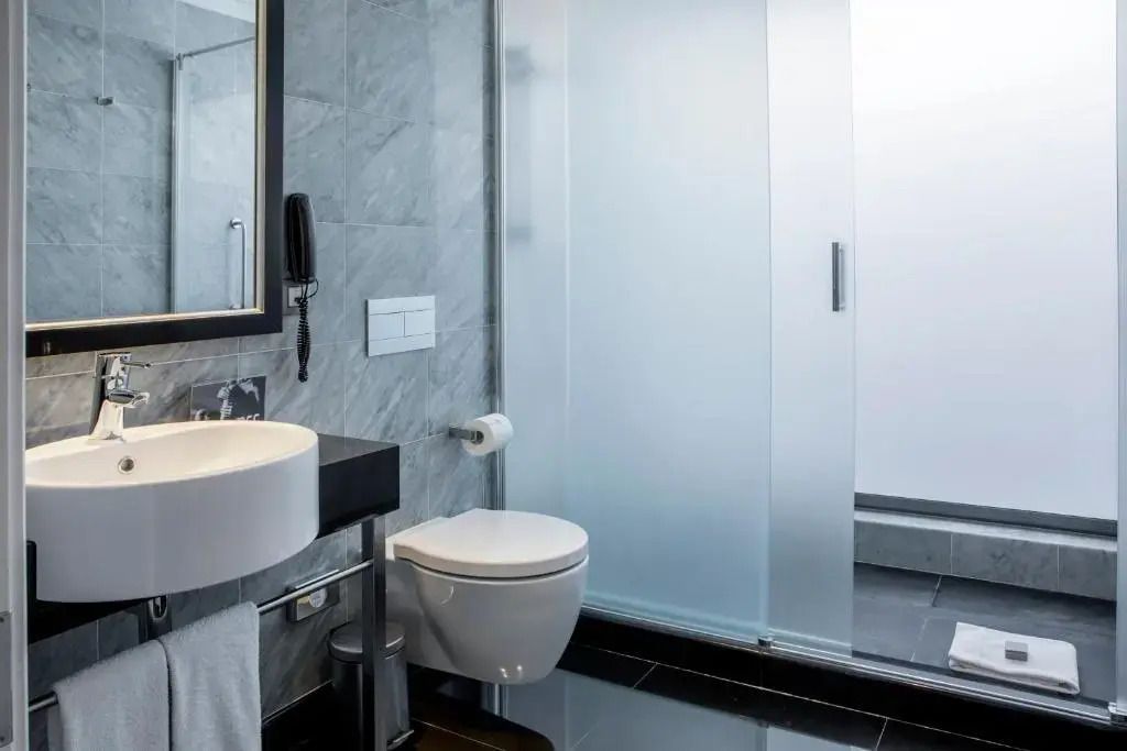 Modernes Badezimmer mit Duschkabine und hochwertigen Armaturen