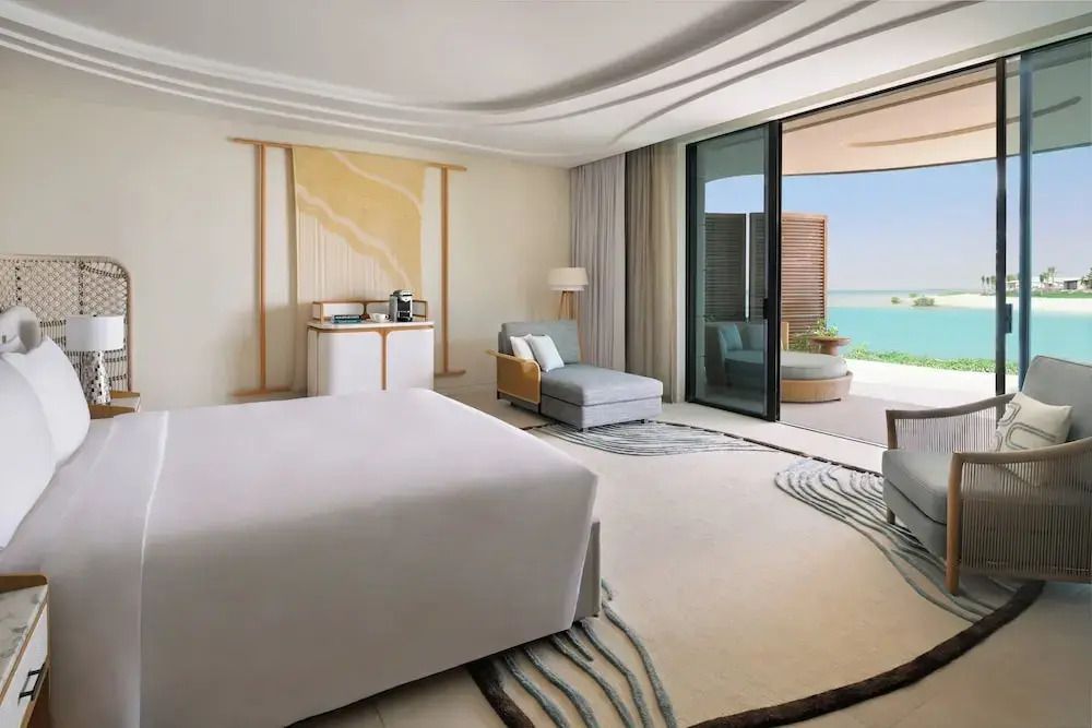 Geräumige Junior-Suite mit Doppelbett und Balkon mit Blick auf die Bucht