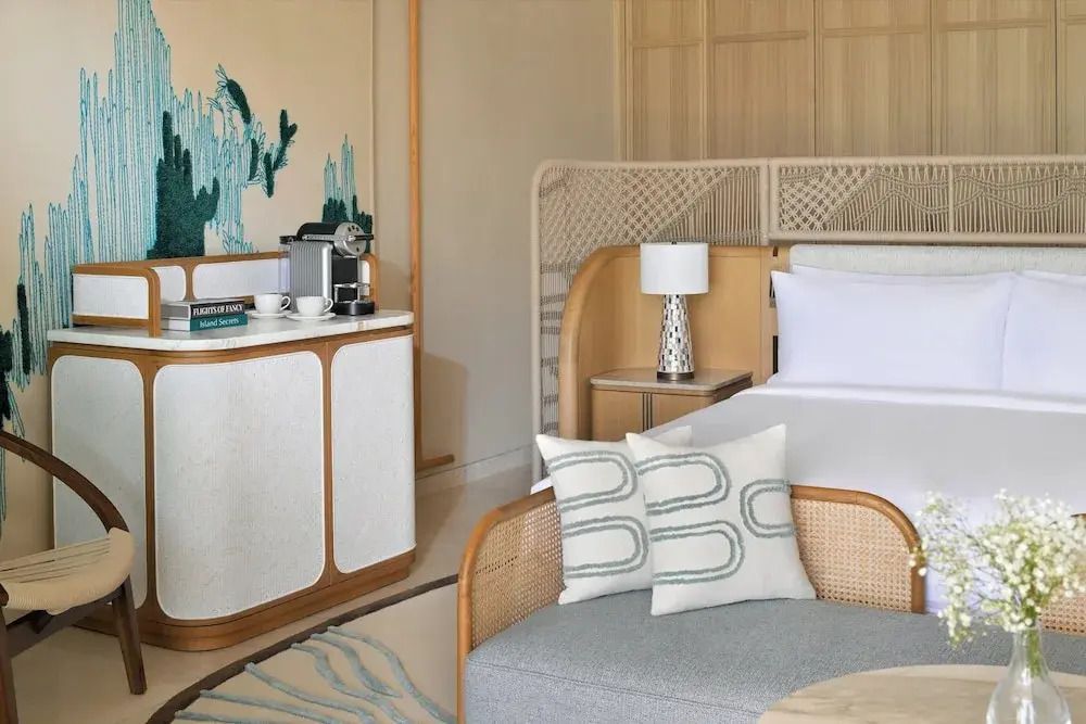 Elegante Suite mit Doppelbett, dekorativer Wandkunst und Leselampe