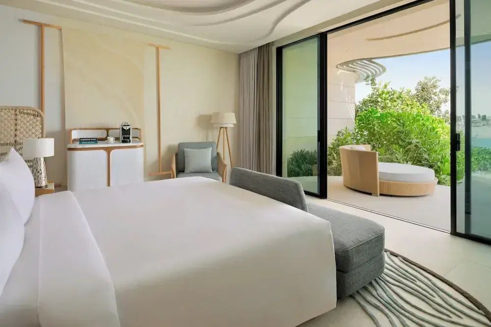Junior-Suite mit Zugang zum privaten Balkon und grünem Gartenblick
