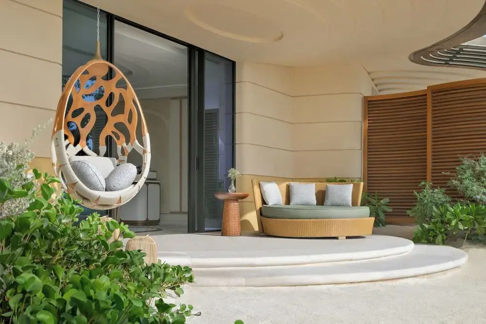 Private Terrasse mit stilvollen Sitzgelegenheiten und Hängesessel