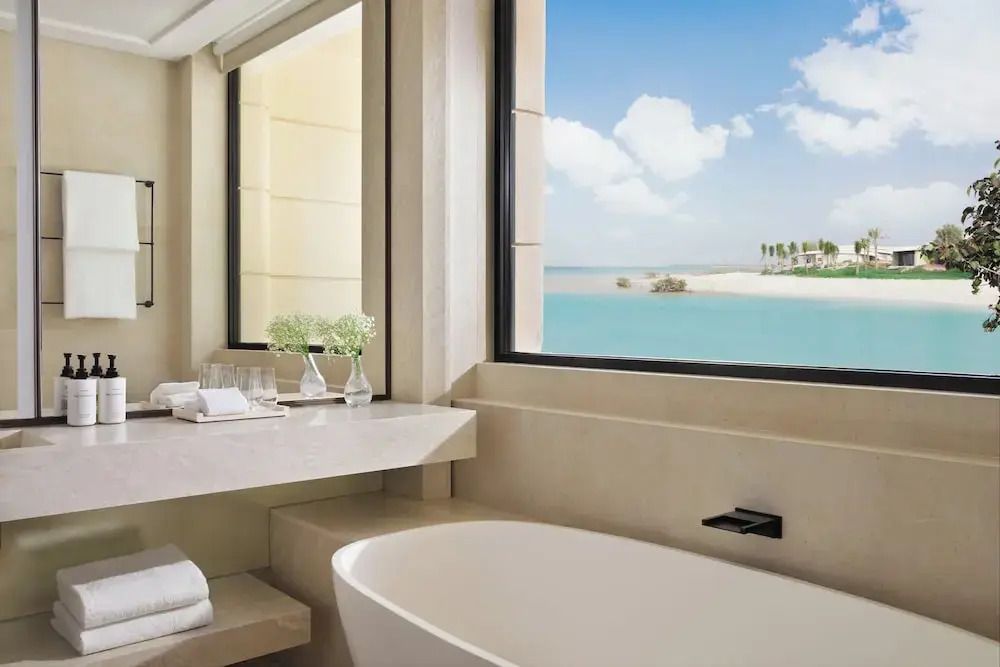 Luxuriöses Badezimmer mit Badewanne und Meerblick