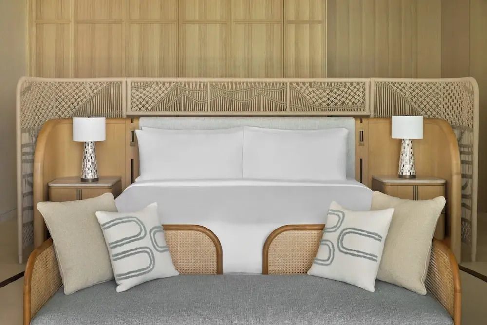 Elegantes Bett mit neutralen Farben und modernen Details in einem stilvollen Zimmer