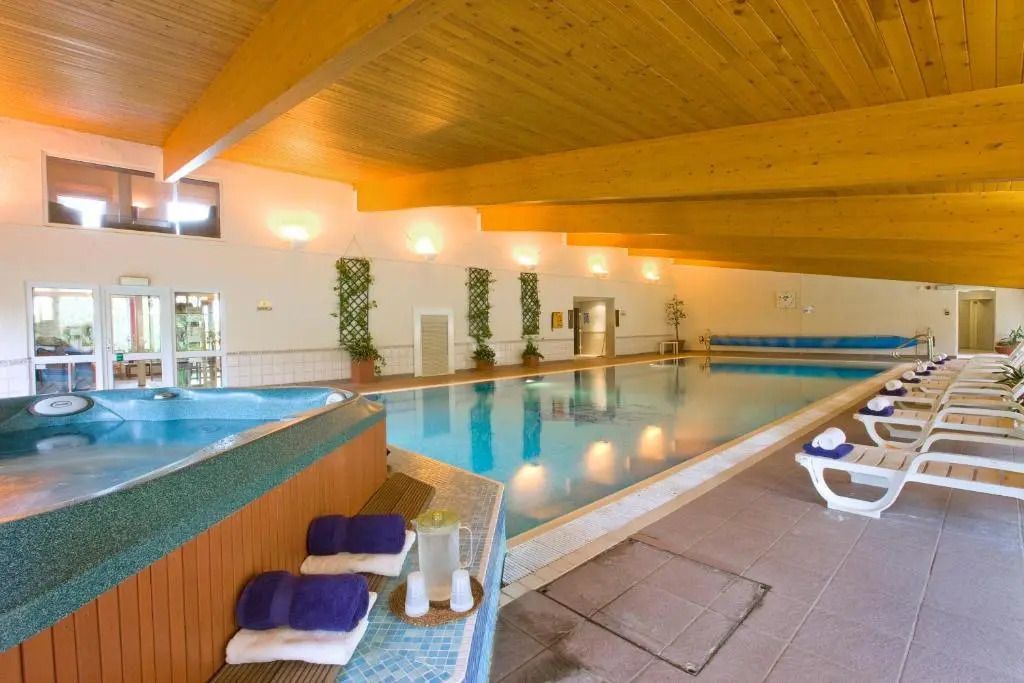 Innenpool mit Holzdecke und gemütlicher Beleuchtung