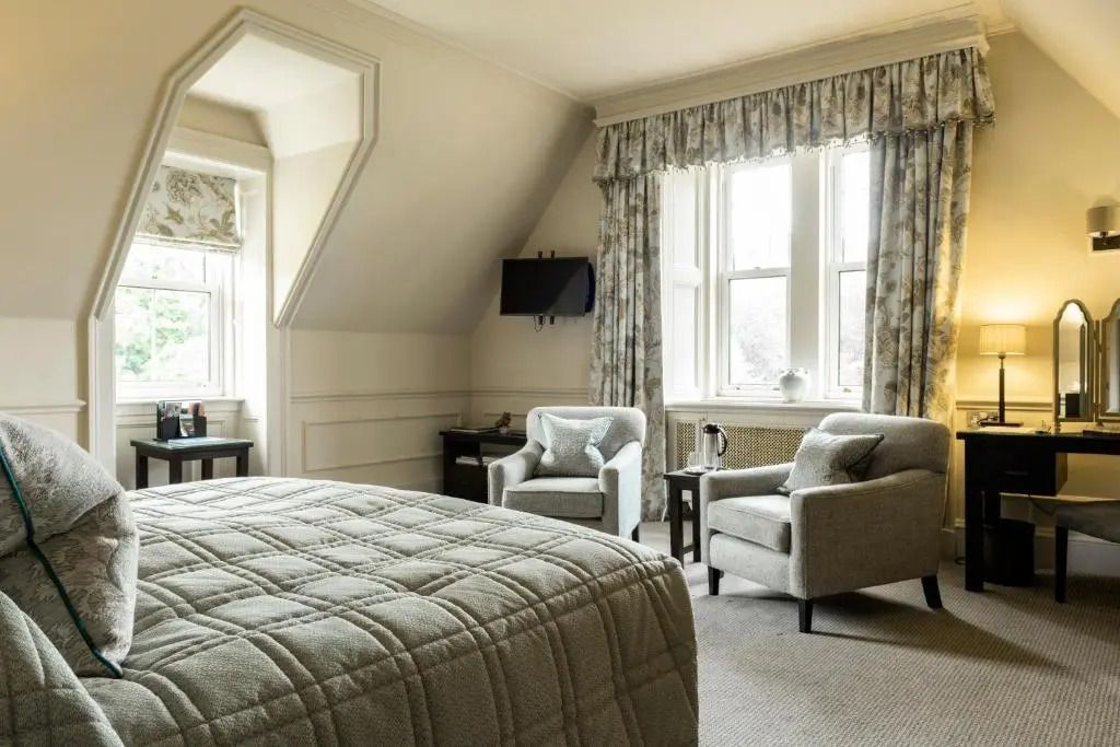 Deluxe Doppelzimmer mit großem Bett und klassischen Möbeln