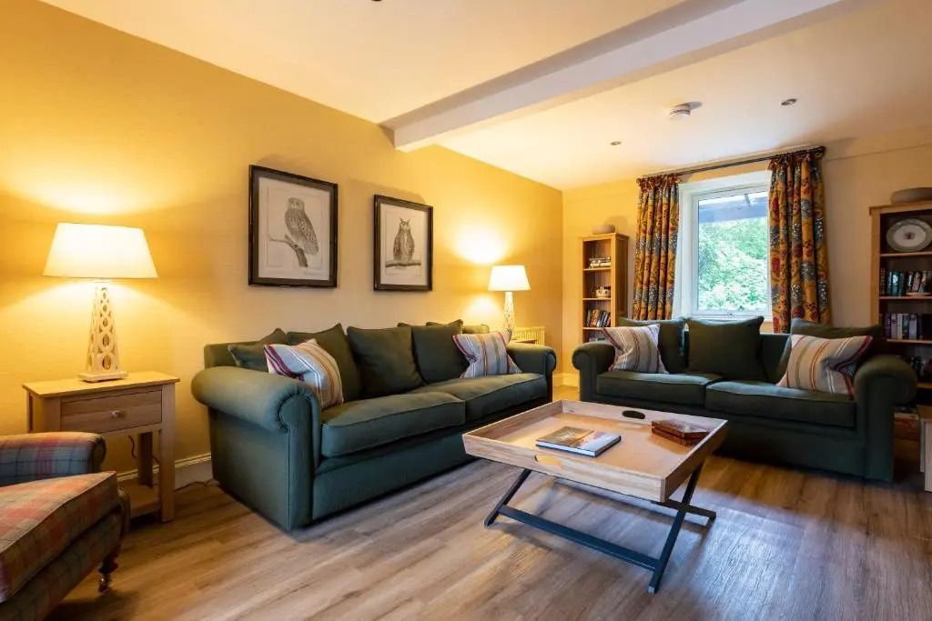 Einladendes Wohnzimmer mit bequemen Sofas und stilvoller Dekoration